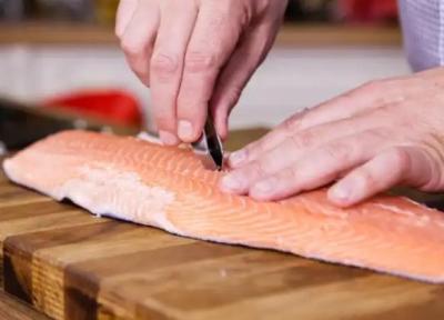 گیر کردن استخوان ماهی در گلو چقدر جدی است و چه زمانی باید نگران شد؟