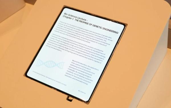 سامسونگ از نخستین نمایشگر تاشو اولد بدون چین خوردگی رونمایی کرد